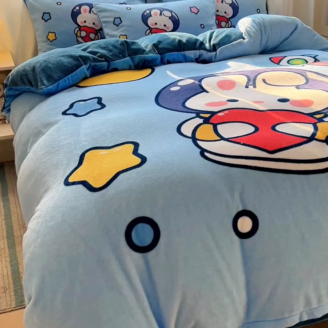 91家纺网 家纺一手货源 找家纺 浩诚 2025新款高克重原创设计宇航员太空人牛奶绒大版卡通四件套 小兔遨游