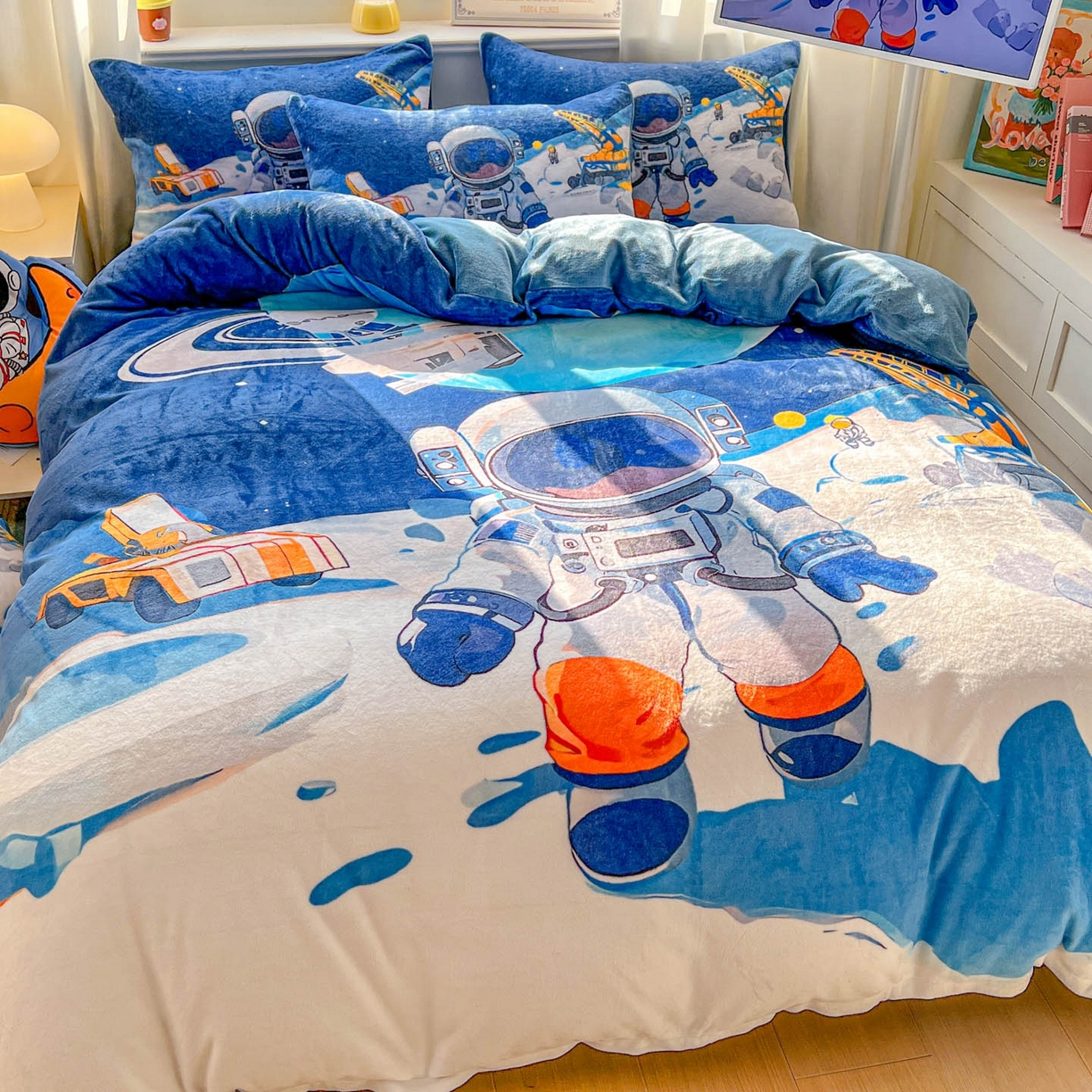 91家纺网 家纺一手货源 找家纺 浩诚 2025新款高克重原创设计宇航员太空人牛奶绒大版卡通四件套 星际工程