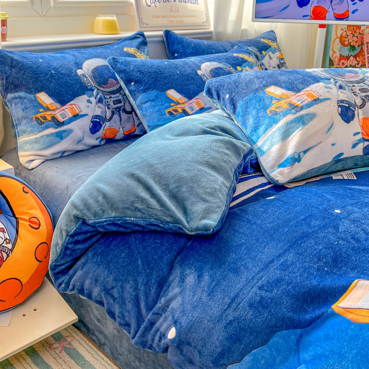 91家纺网 家纺一手货源 找家纺 浩诚 2025新款高克重原创设计宇航员太空人牛奶绒大版卡通四件套 星际工程