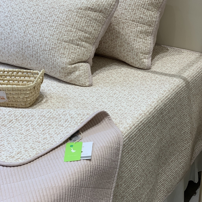 91家纺网 家纺一手货源 找家纺 汇庭 2025秋冬新款·全棉床盖三件套 素颜粉庄园