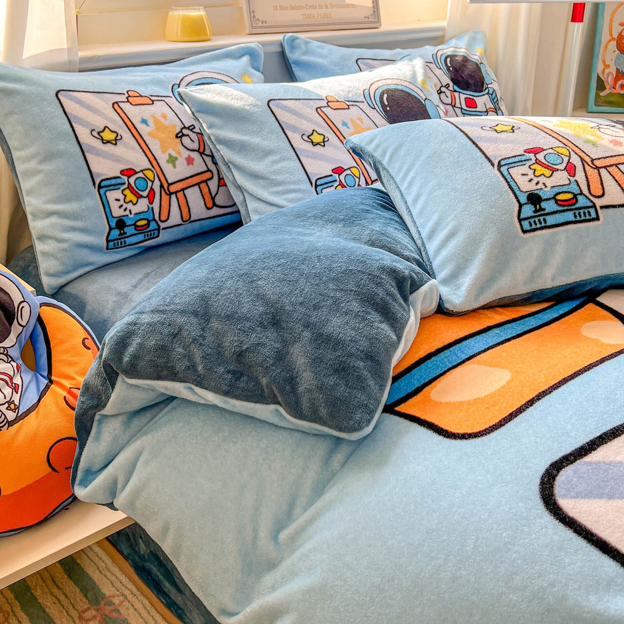 91家纺网 家纺一手货源 找家纺 浩诚 2025新款高克重原创设计宇航员太空人牛奶绒大版卡通四件套 星际画家