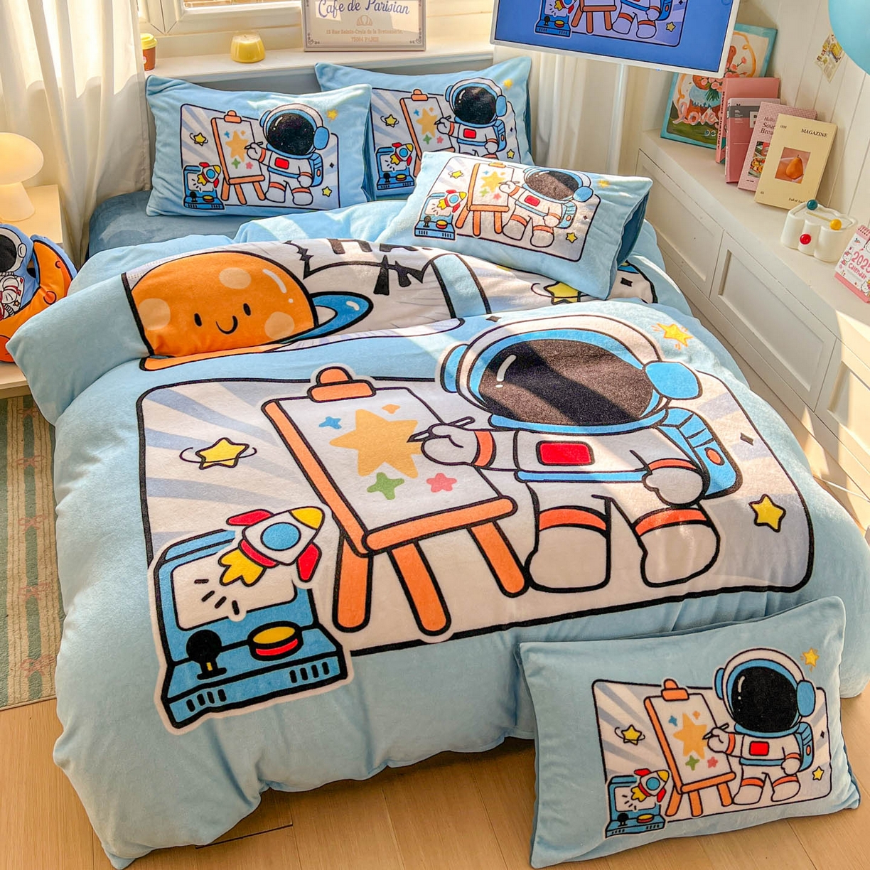 91家纺网 家纺一手货源 找家纺 浩诚 2025新款高克重原创设计宇航员太空人牛奶绒大版卡通四件套 星际画家