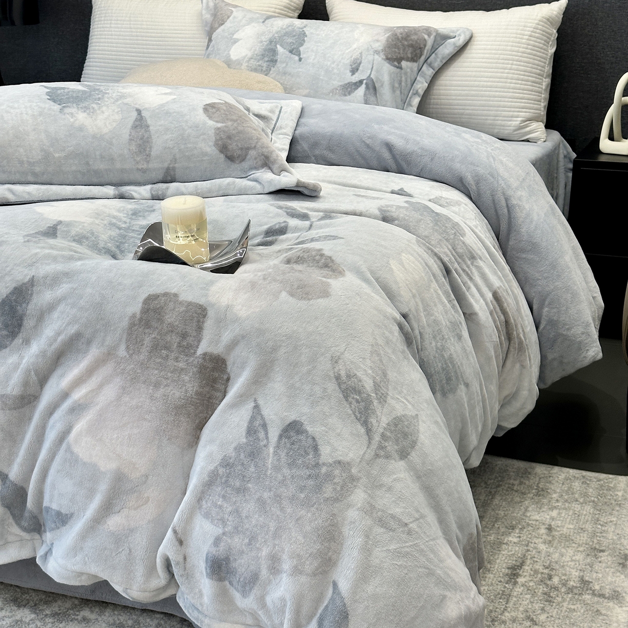 91家纺网 家纺一手货源 找家纺 JUICY 橘滋家纺 2025新款浪漫丰盈牛奶臻棉绒印花系列四件套 朵影