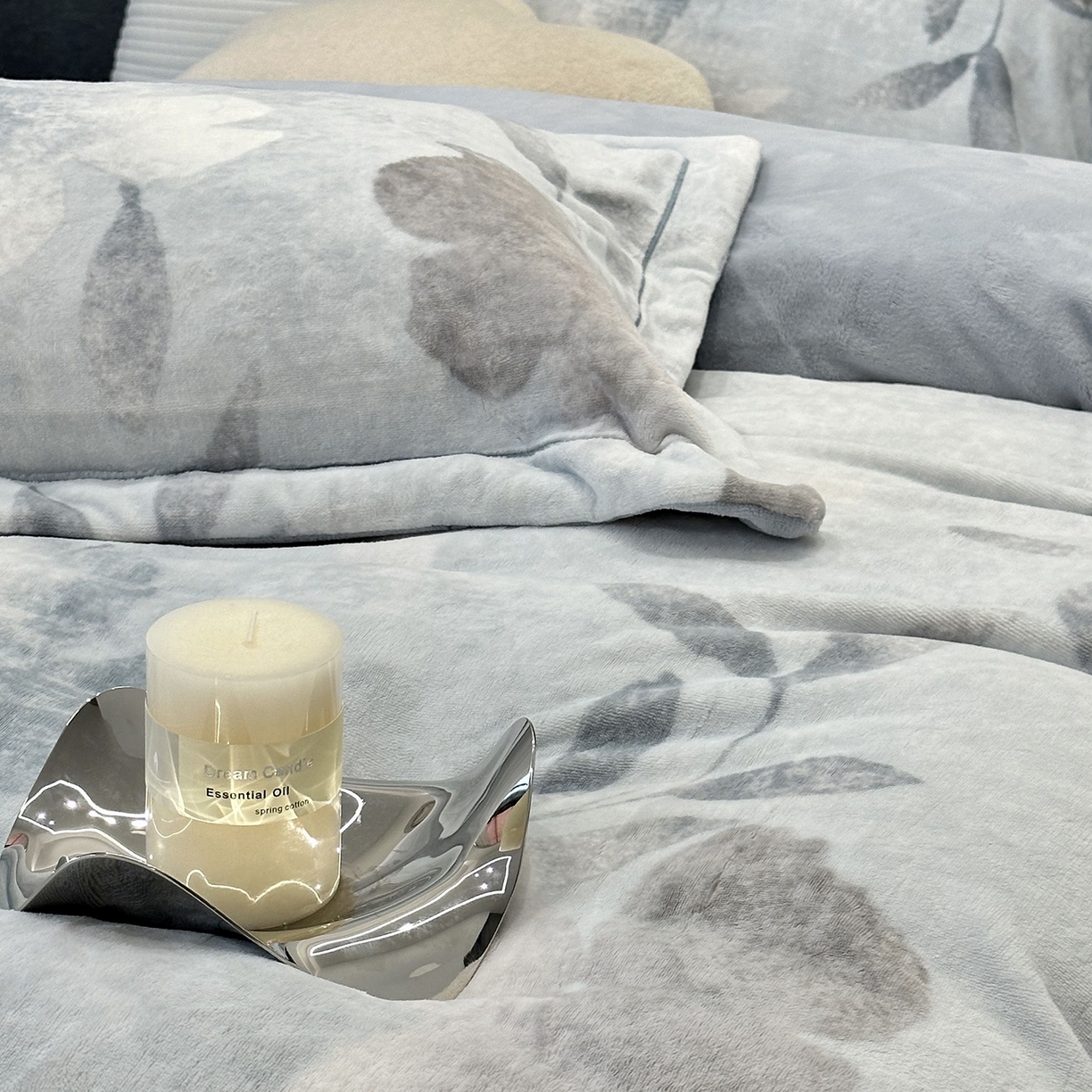 91家纺网 家纺一手货源 找家纺 JUICY 橘滋家纺 2025新款浪漫丰盈牛奶臻棉绒印花系列四件套 朵影