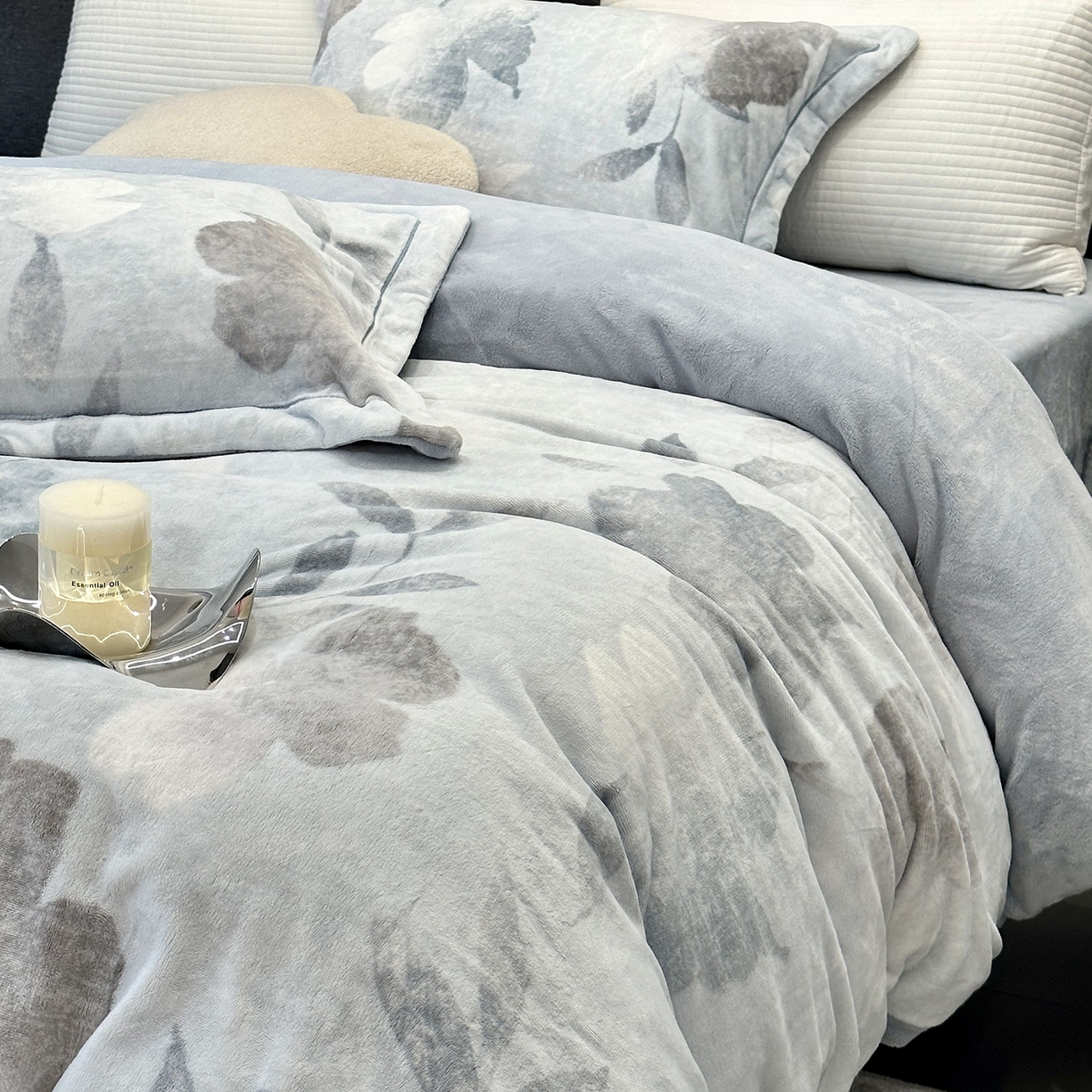 91家纺网 家纺一手货源 找家纺 JUICY 橘滋家纺 2025新款浪漫丰盈牛奶臻棉绒印花系列四件套 朵影