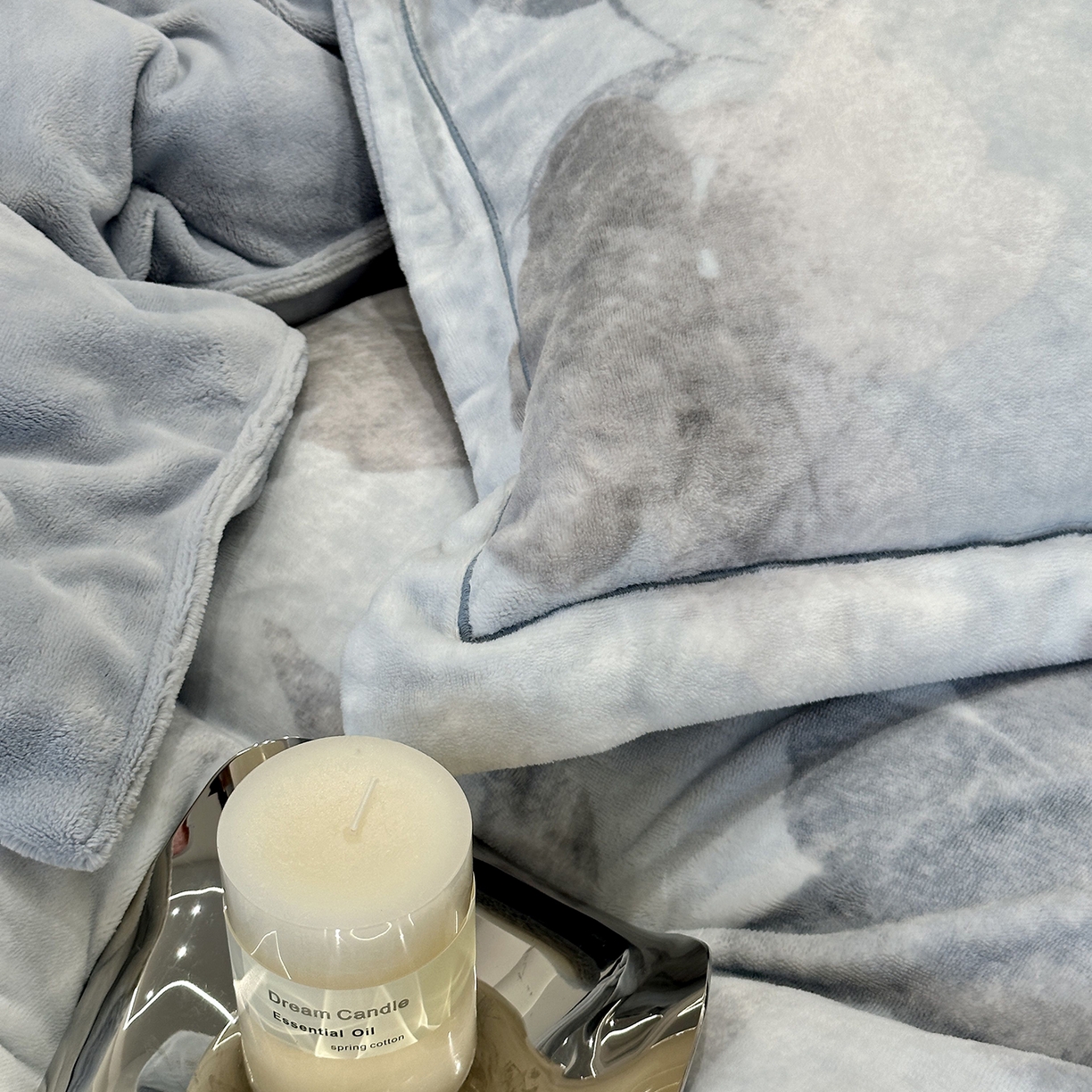 91家纺网 家纺一手货源 找家纺 JUICY 橘滋家纺 2025新款浪漫丰盈牛奶臻棉绒印花系列四件套 朵影