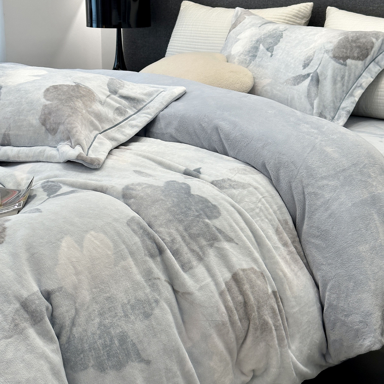 91家纺网 家纺一手货源 找家纺 JUICY 橘滋家纺 2025新款浪漫丰盈牛奶臻棉绒印花系列四件套 朵影