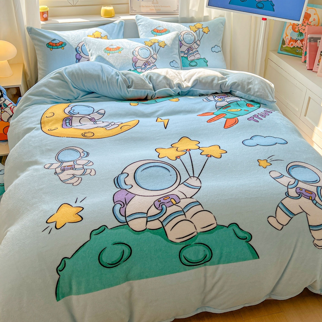 91家纺网 家纺一手货源 找家纺 浩诚 2025新款高克重原创设计宇航员太空人牛奶绒大版卡通四件套 宇航员家族