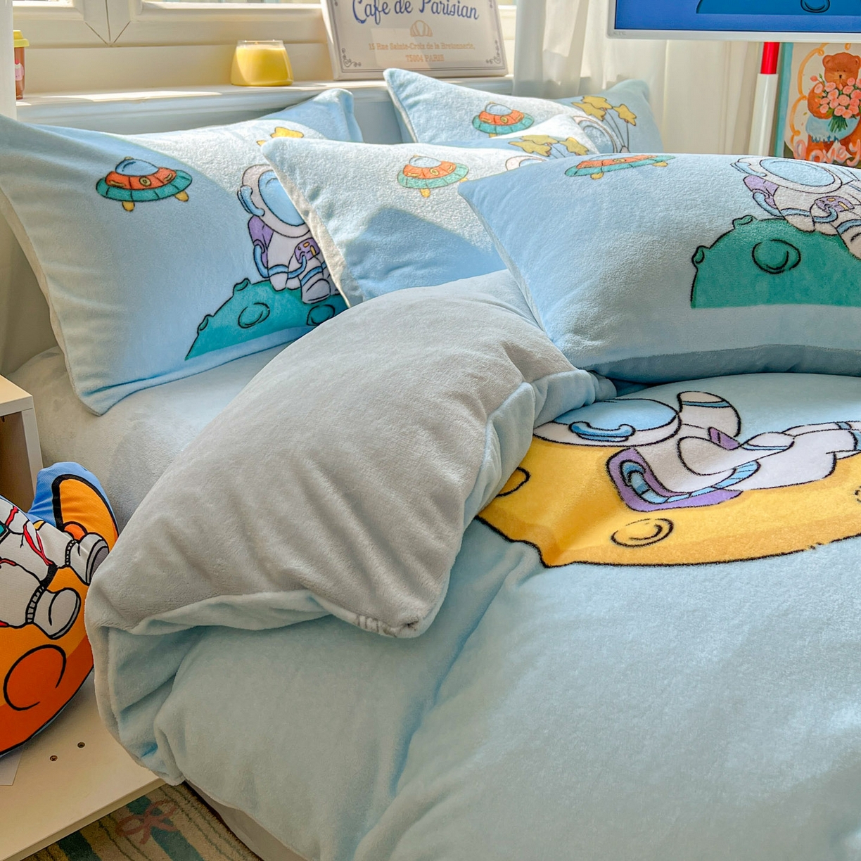 91家纺网 家纺一手货源 找家纺 浩诚 2025新款高克重原创设计宇航员太空人牛奶绒大版卡通四件套 宇航员家族