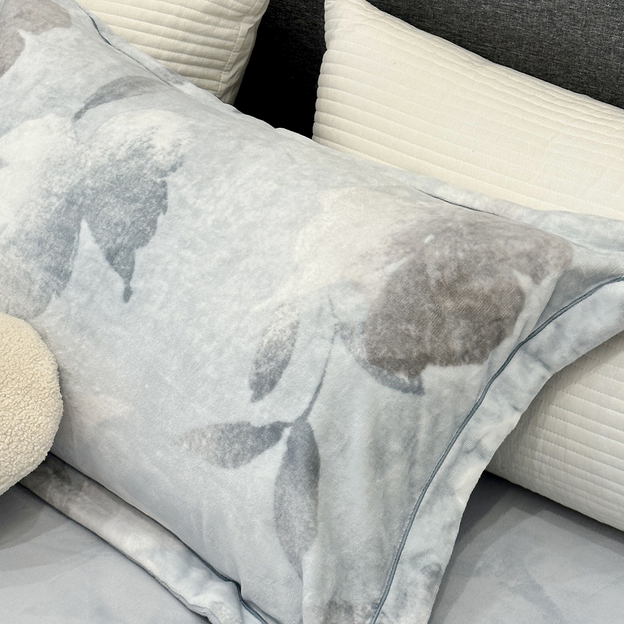 91家纺网 家纺一手货源 找家纺 JUICY 橘滋家纺 2025新款浪漫丰盈牛奶臻棉绒印花系列四件套 朵影