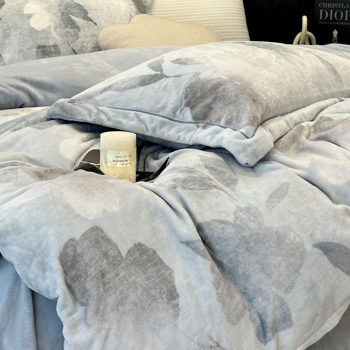 91家纺网 家纺一手货源 找家纺 JUICY 橘滋家纺 2025新款浪漫丰盈牛奶臻棉绒印花系列四件套 朵影