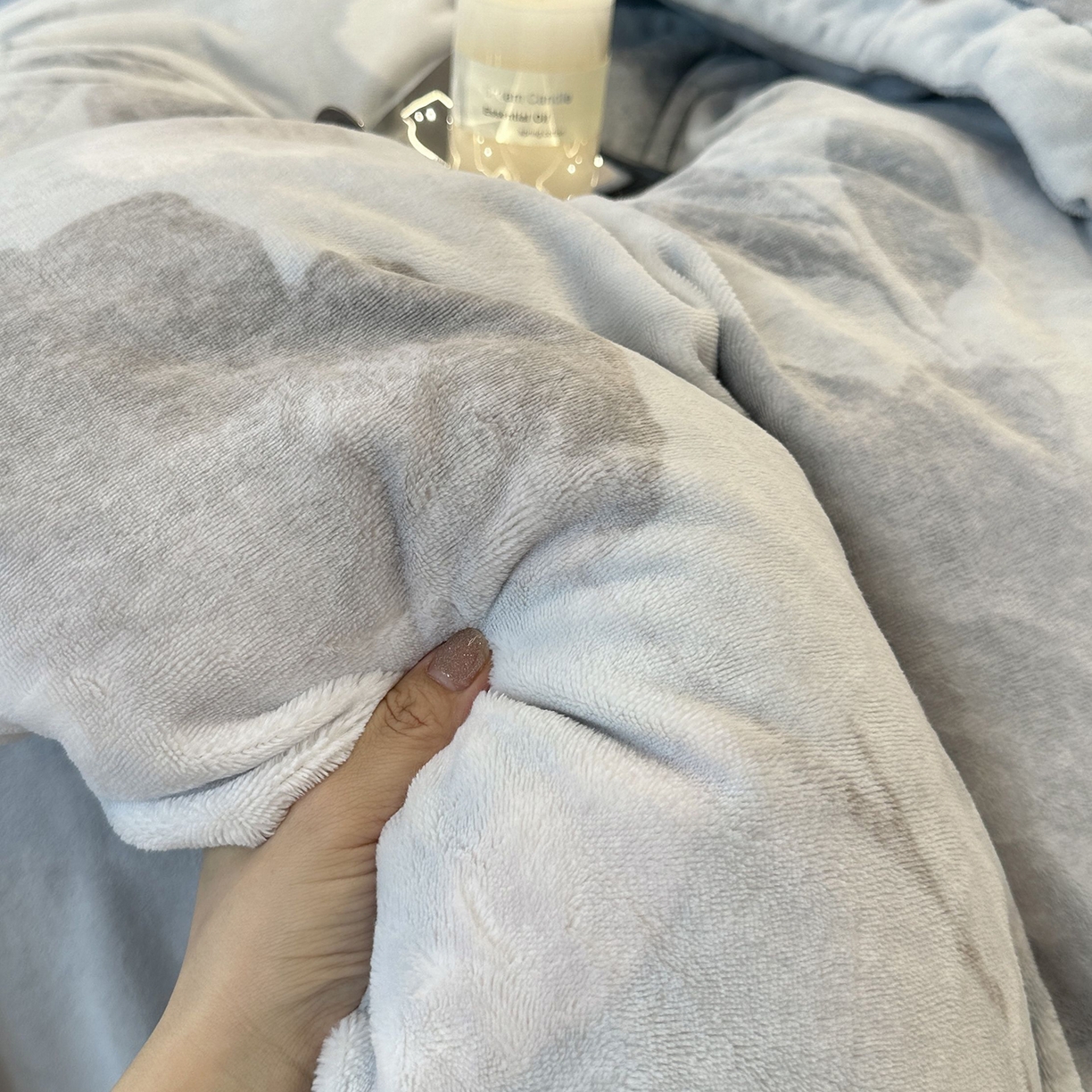 91家纺网 家纺一手货源 找家纺 JUICY 橘滋家纺 2025新款浪漫丰盈牛奶臻棉绒印花系列四件套 朵影