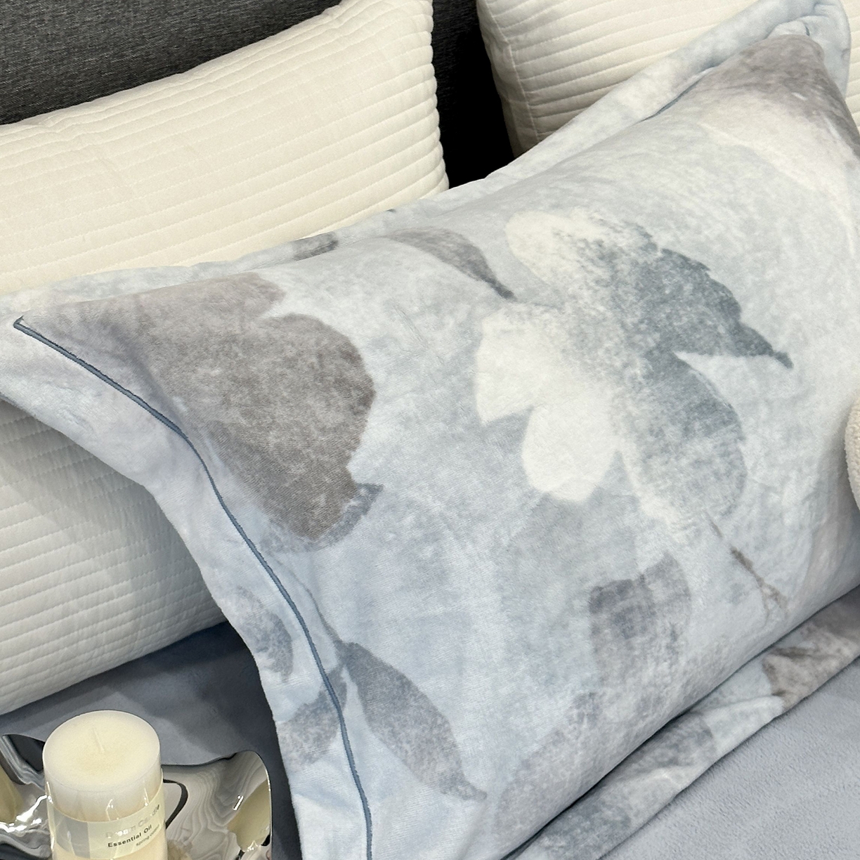 91家纺网 家纺一手货源 找家纺 JUICY 橘滋家纺 2025新款浪漫丰盈牛奶臻棉绒印花系列四件套 朵影