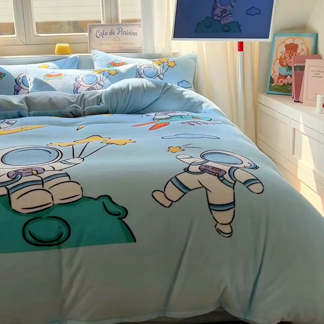 91家纺网 家纺一手货源 找家纺 浩诚 2025新款高克重原创设计宇航员太空人牛奶绒大版卡通四件套 宇航员家族