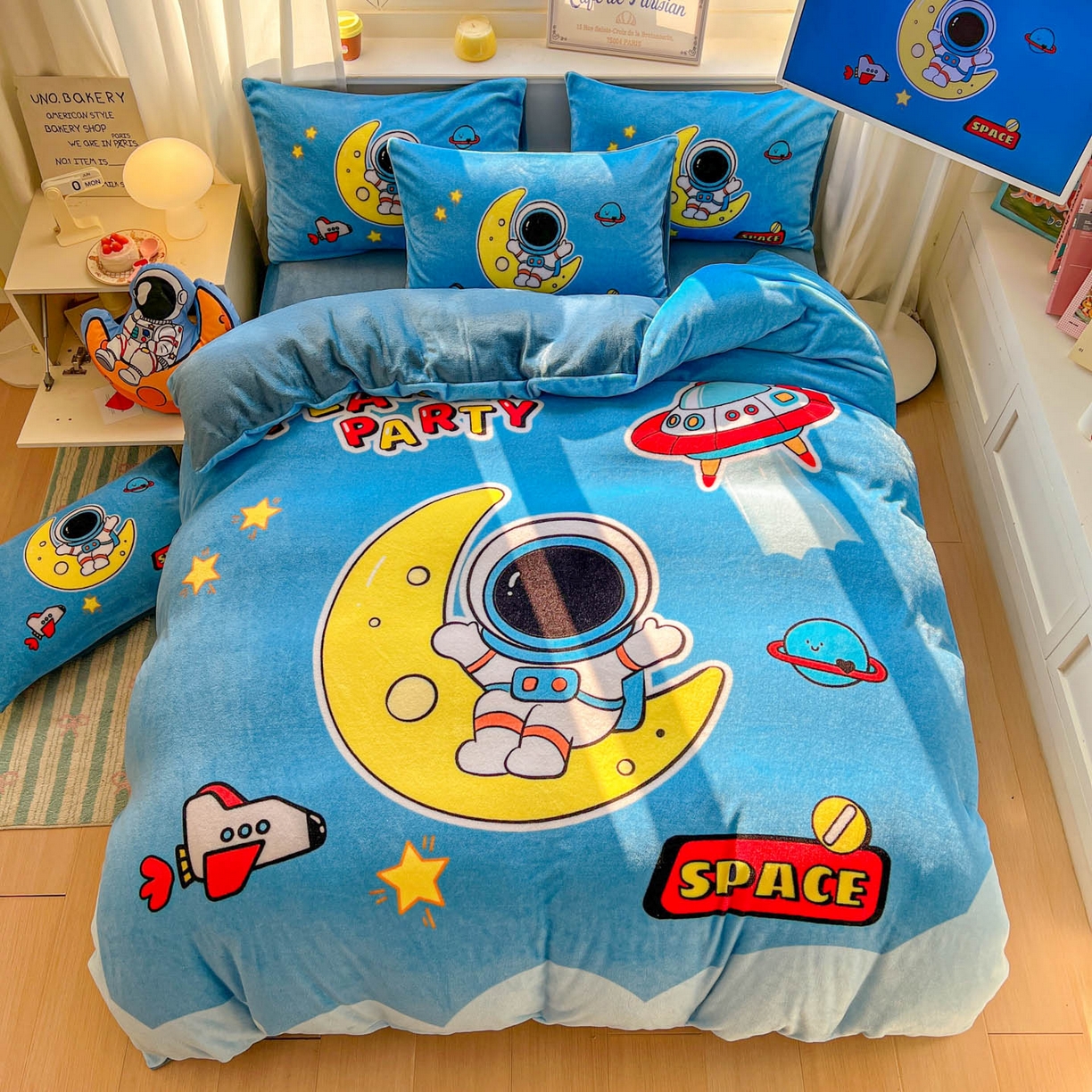 91家纺网 家纺一手货源 找家纺 浩诚 2025新款高克重原创设计宇航员太空人牛奶绒大版卡通四件套 宇宙摇篮