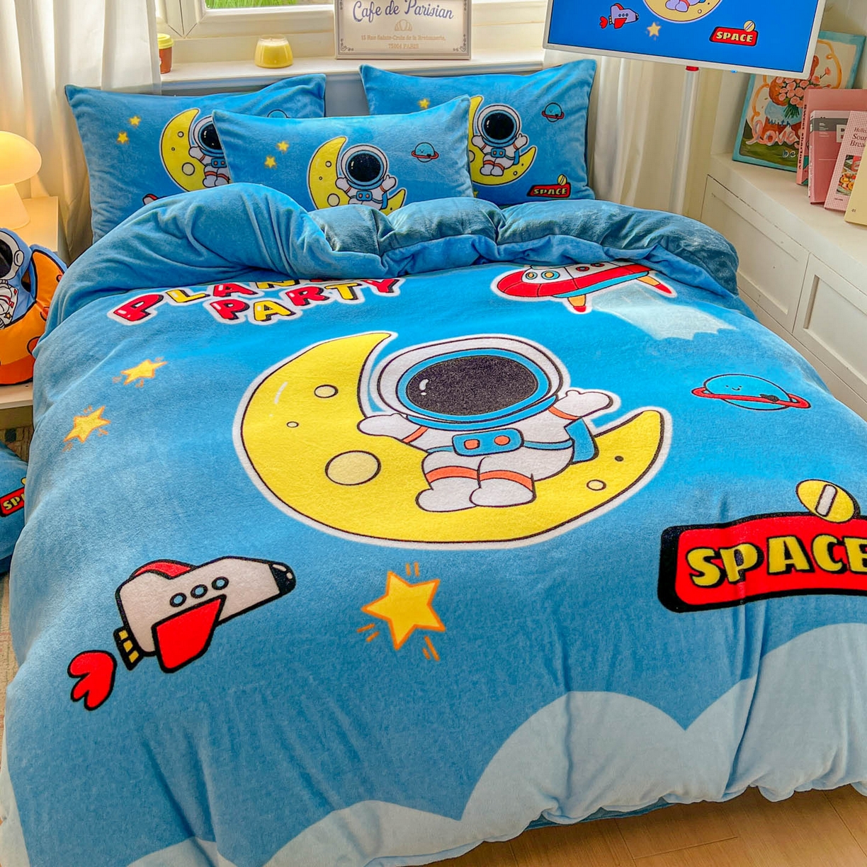 91家纺网 家纺一手货源 找家纺 浩诚 2025新款高克重原创设计宇航员太空人牛奶绒大版卡通四件套 宇宙摇篮