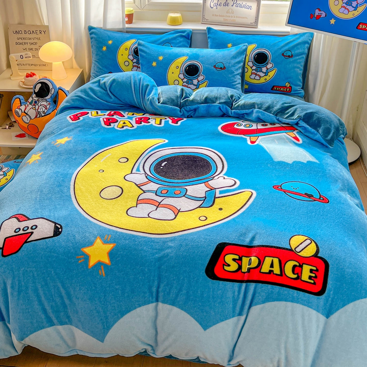 91家纺网 家纺一手货源 找家纺 浩诚 2025新款高克重原创设计宇航员太空人牛奶绒大版卡通四件套 宇宙摇篮