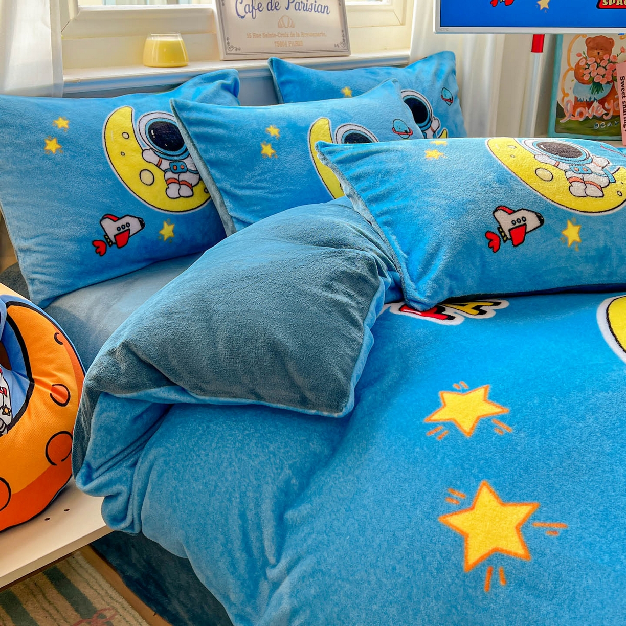 91家纺网 家纺一手货源 找家纺 浩诚 2025新款高克重原创设计宇航员太空人牛奶绒大版卡通四件套 宇宙摇篮
