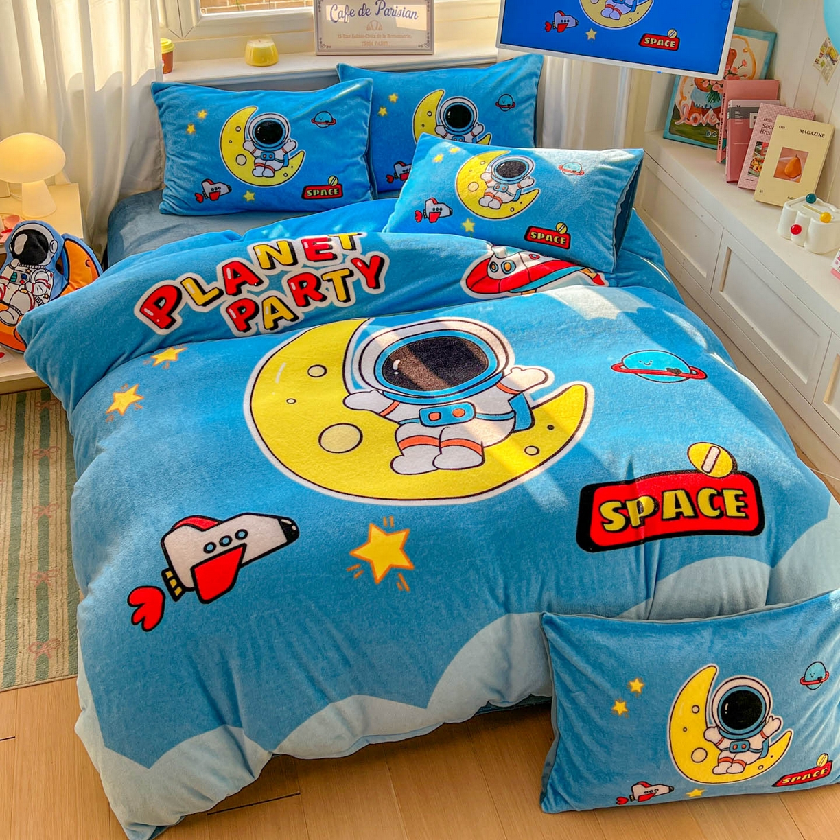 91家纺网 家纺一手货源 找家纺 浩诚 2025新款高克重原创设计宇航员太空人牛奶绒大版卡通四件套 宇宙摇篮