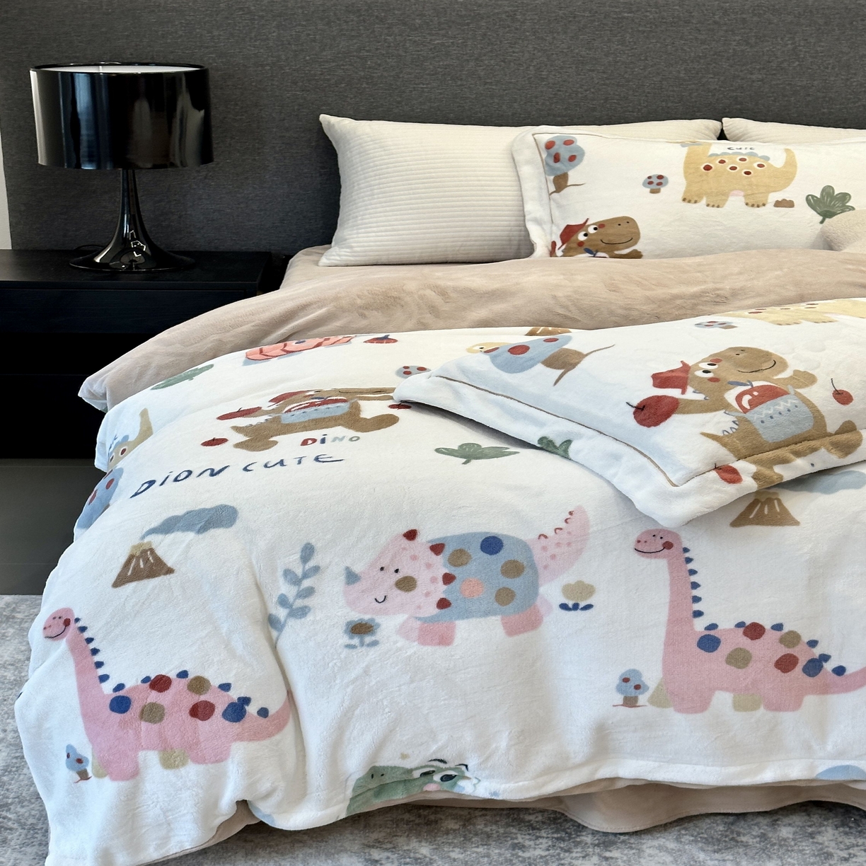 91家纺网 家纺一手货源 找家纺 JUICY 橘滋家纺 2025新款浪漫丰盈牛奶臻棉绒印花系列四件套 恐龙乐园