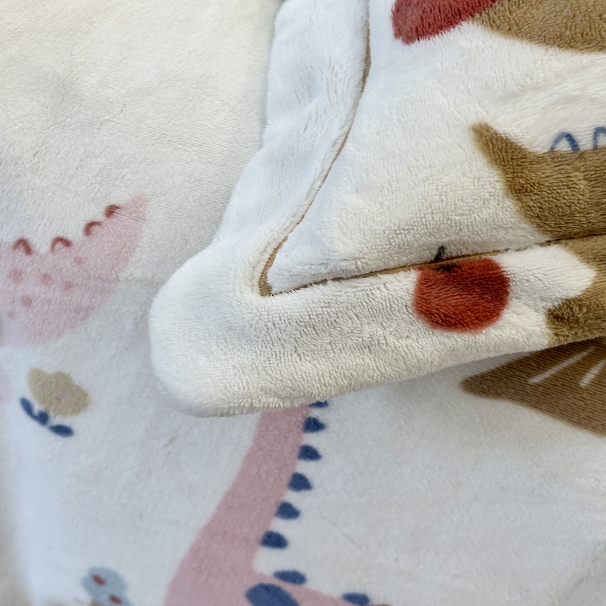 91家纺网 家纺一手货源 找家纺 JUICY 橘滋家纺 2025新款浪漫丰盈牛奶臻棉绒印花系列四件套 恐龙乐园