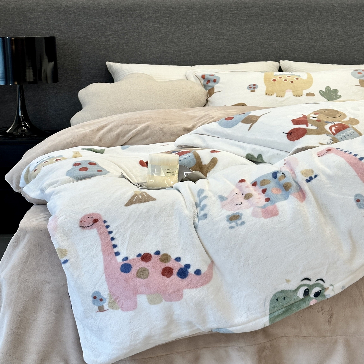 91家纺网 家纺一手货源 找家纺 JUICY 橘滋家纺 2025新款浪漫丰盈牛奶臻棉绒印花系列四件套 恐龙乐园