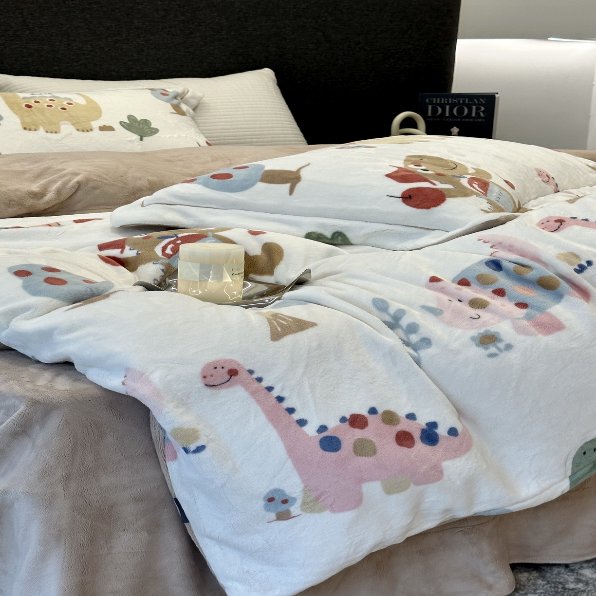 91家纺网 家纺一手货源 找家纺 JUICY 橘滋家纺 2025新款浪漫丰盈牛奶臻棉绒印花系列四件套 恐龙乐园