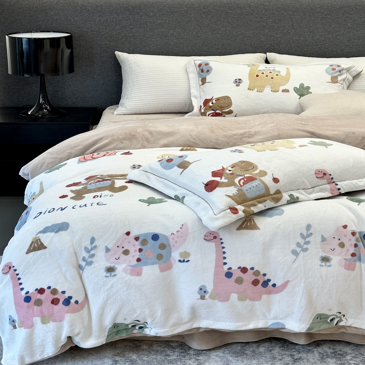 91家纺网 家纺一手货源 找家纺 JUICY 橘滋家纺 2025新款浪漫丰盈牛奶臻棉绒印花系列四件套 恐龙乐园