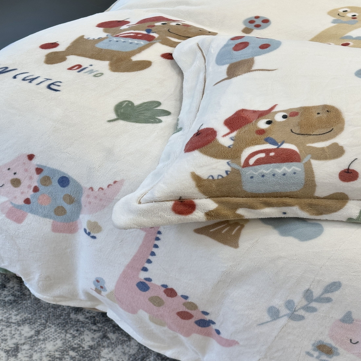 91家纺网 家纺一手货源 找家纺 JUICY 橘滋家纺 2025新款浪漫丰盈牛奶臻棉绒印花系列四件套 恐龙乐园