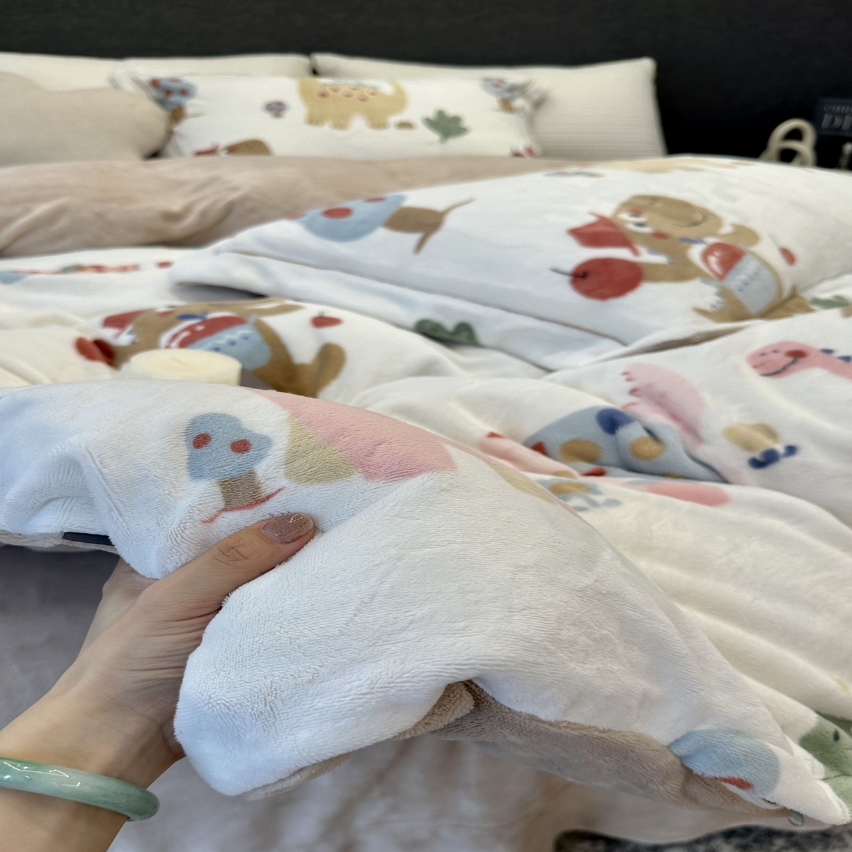 91家纺网 家纺一手货源 找家纺 JUICY 橘滋家纺 2025新款浪漫丰盈牛奶臻棉绒印花系列四件套 恐龙乐园