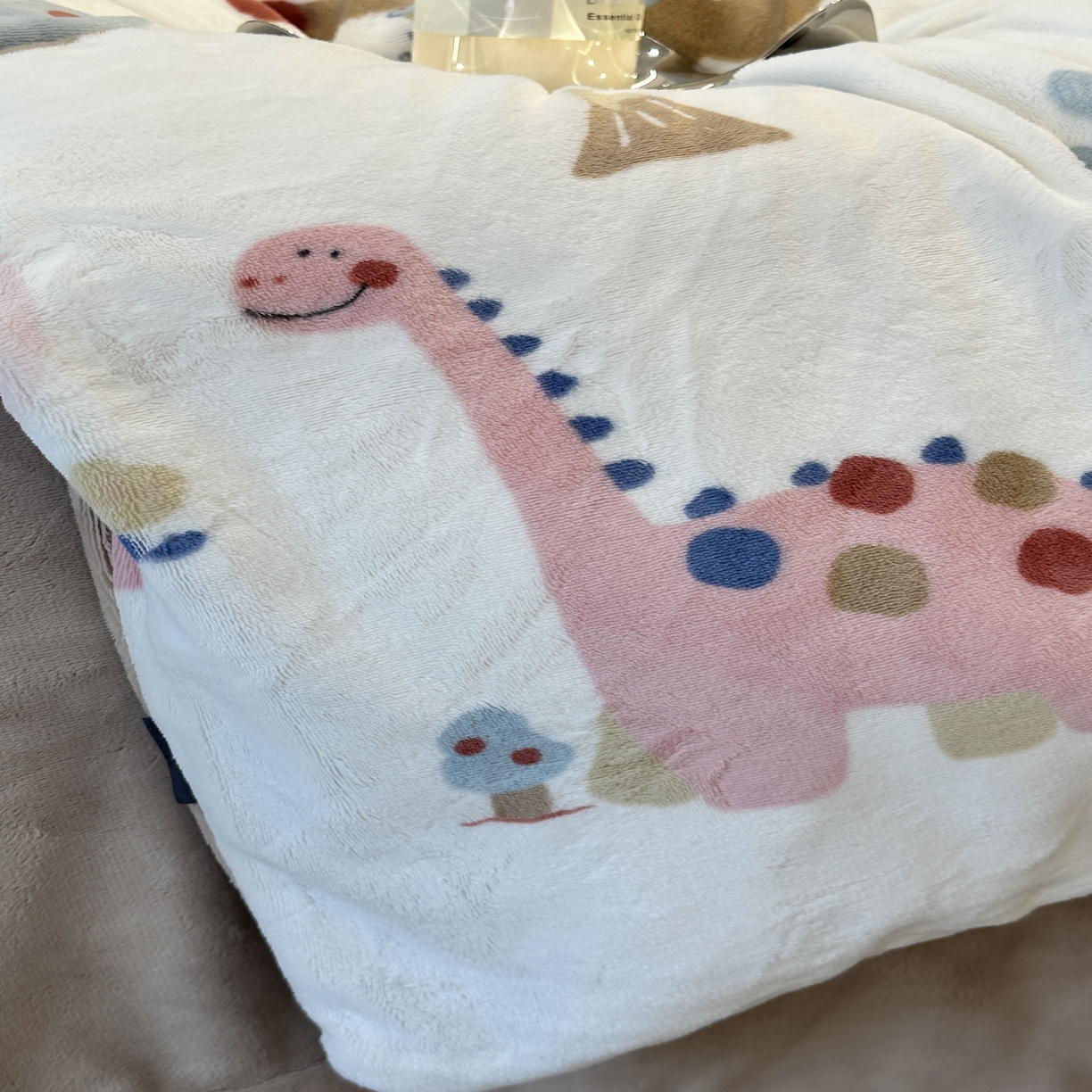 91家纺网 家纺一手货源 找家纺 JUICY 橘滋家纺 2025新款浪漫丰盈牛奶臻棉绒印花系列四件套 恐龙乐园