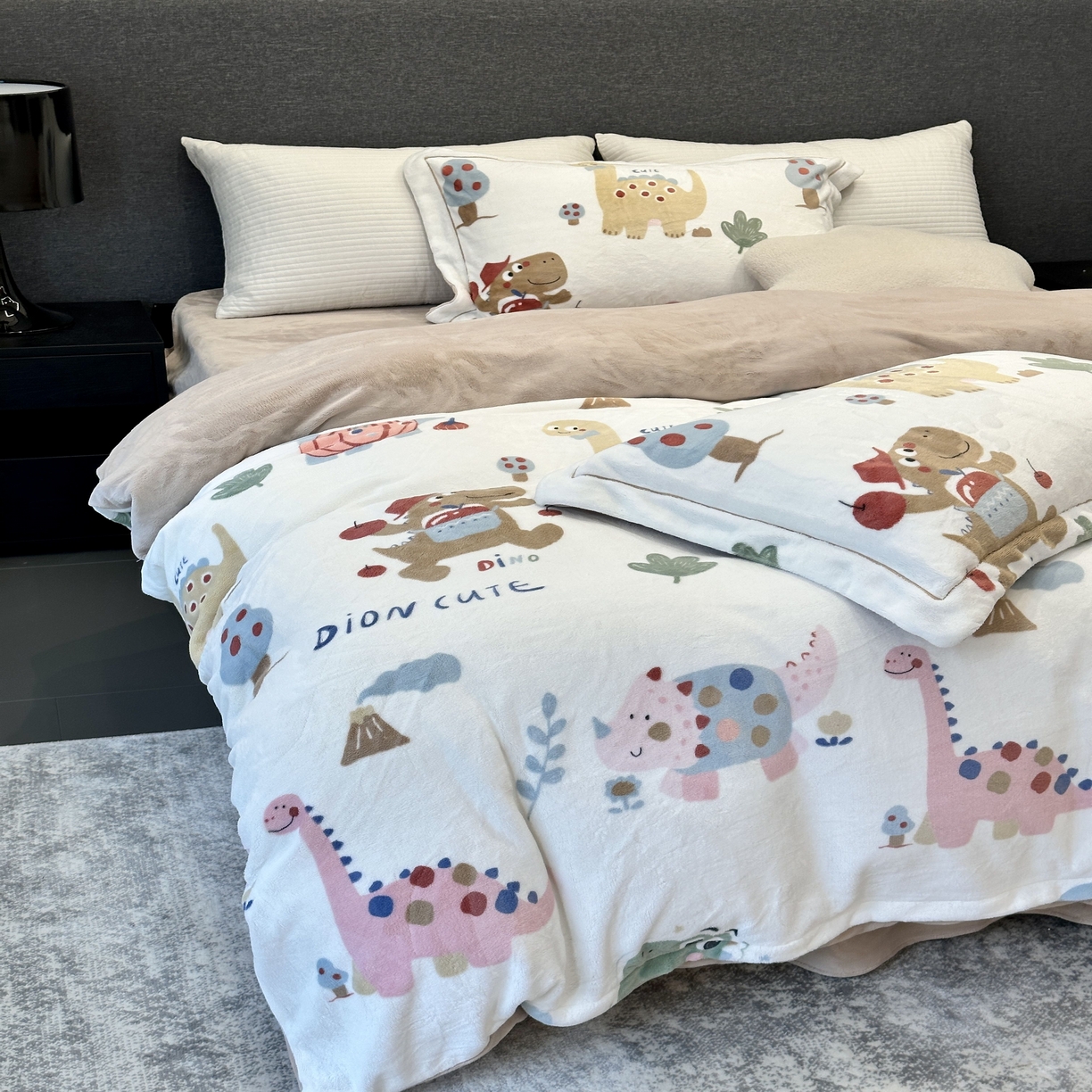 91家纺网 家纺一手货源 找家纺 JUICY 橘滋家纺 2025新款浪漫丰盈牛奶臻棉绒印花系列四件套 恐龙乐园