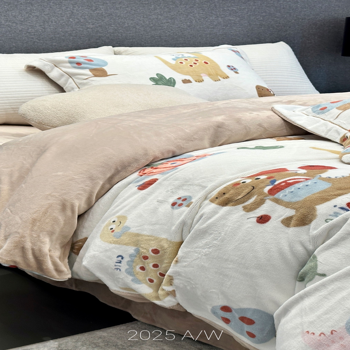 91家纺网 家纺一手货源 找家纺 JUICY 橘滋家纺 2025新款浪漫丰盈牛奶臻棉绒印花系列四件套 恐龙乐园