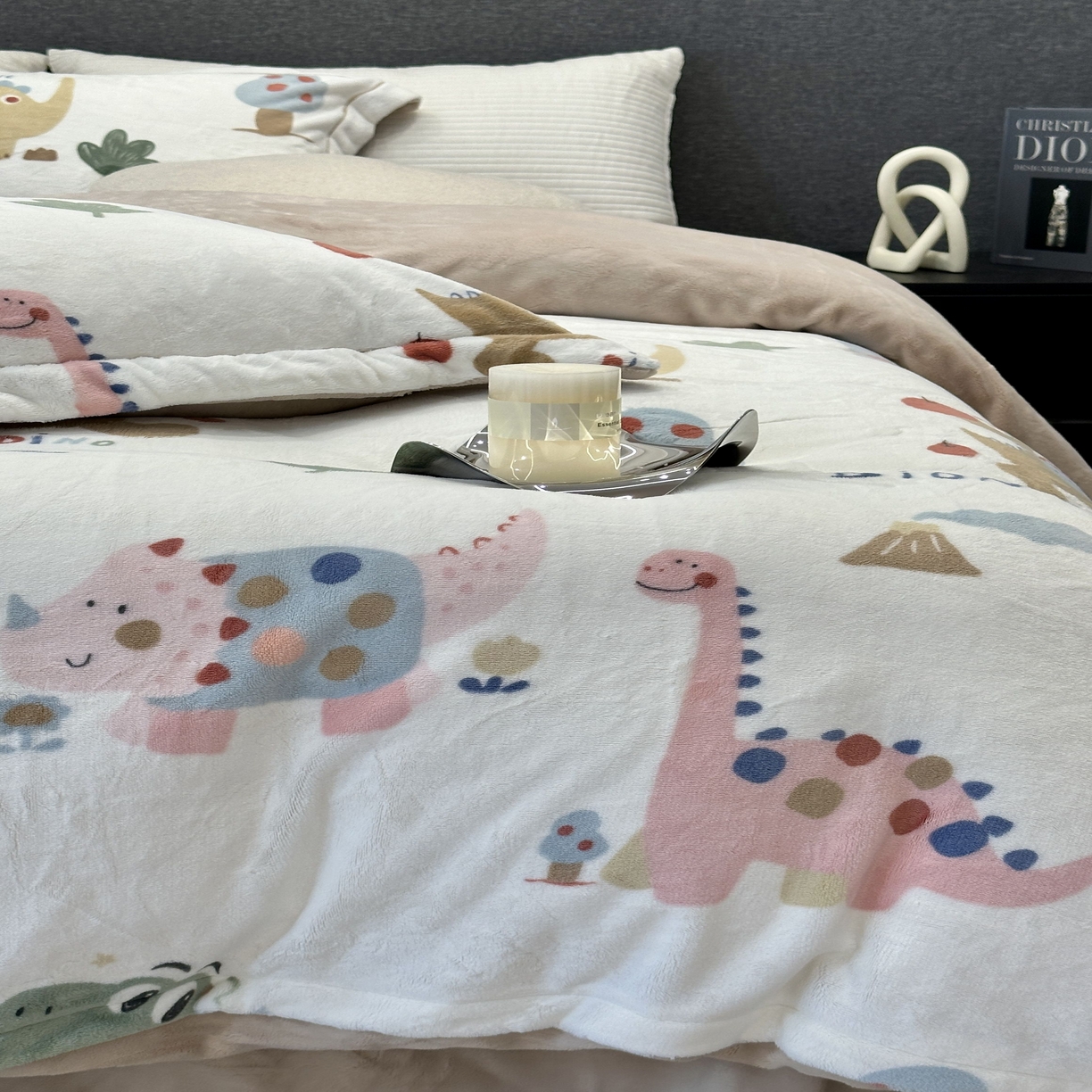 91家纺网 家纺一手货源 找家纺 JUICY 橘滋家纺 2025新款浪漫丰盈牛奶臻棉绒印花系列四件套 恐龙乐园