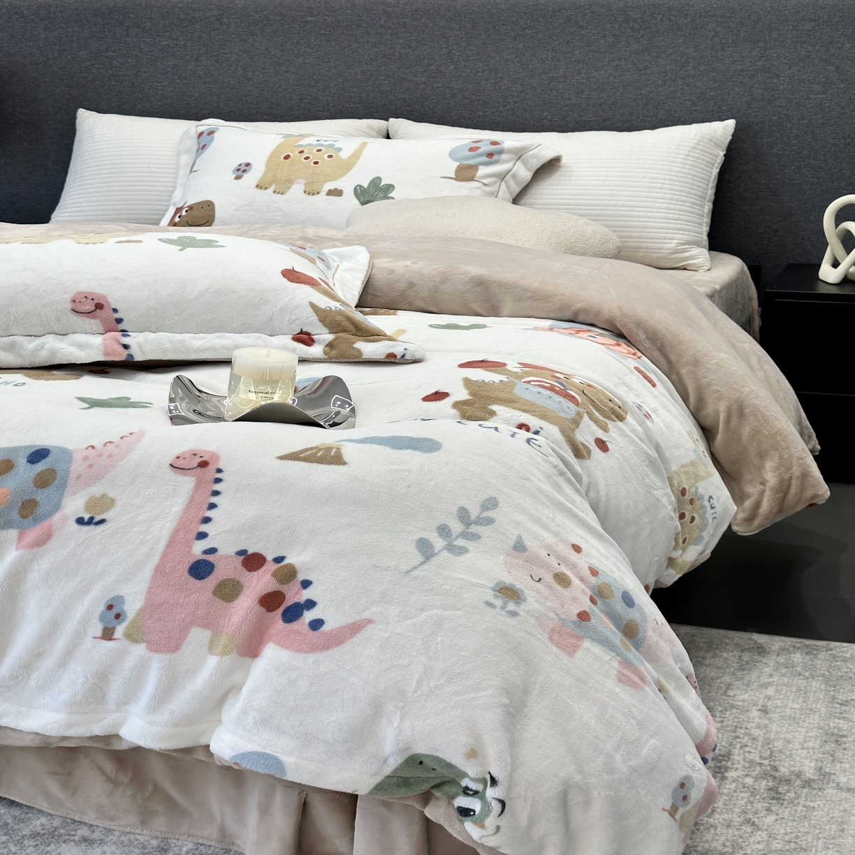 91家纺网 家纺一手货源 找家纺 JUICY 橘滋家纺 2025新款浪漫丰盈牛奶臻棉绒印花系列四件套 恐龙乐园