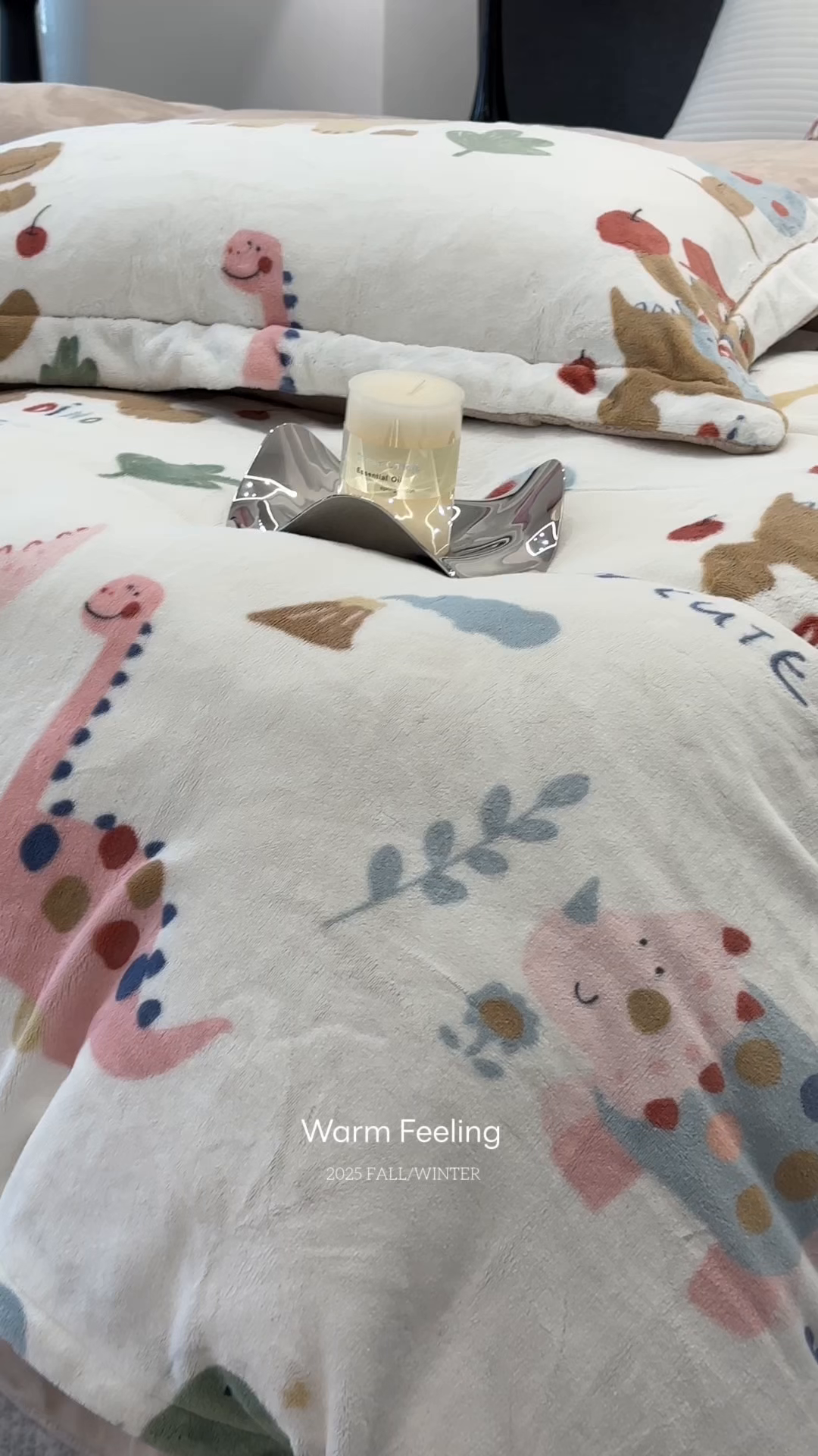 91家纺网 家纺一手货源 找家纺 JUICY 橘滋家纺 2025新款浪漫丰盈牛奶臻棉绒印花系列四件套 恐龙乐园