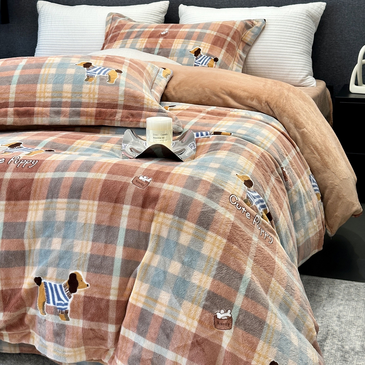 91家纺网 家纺一手货源 找家纺 JUICY 橘滋家纺 2025新款浪漫丰盈牛奶臻棉绒印花系列四件套 腊肠狗狗