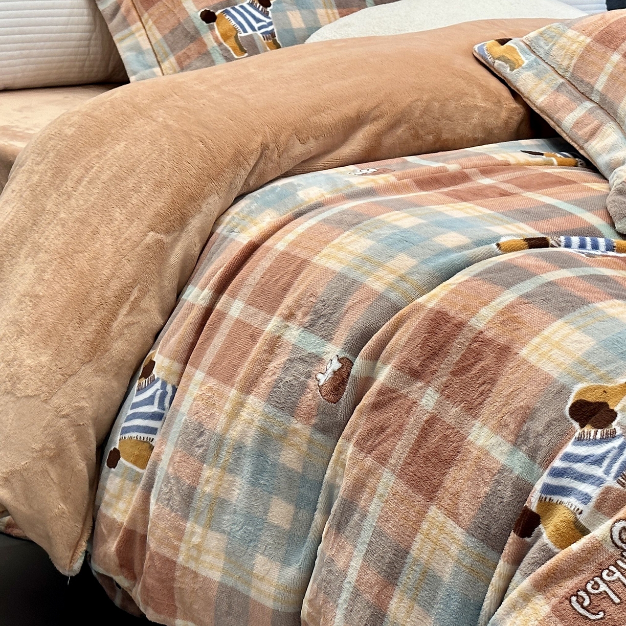 91家纺网 家纺一手货源 找家纺 JUICY 橘滋家纺 2025新款浪漫丰盈牛奶臻棉绒印花系列四件套 腊肠狗狗