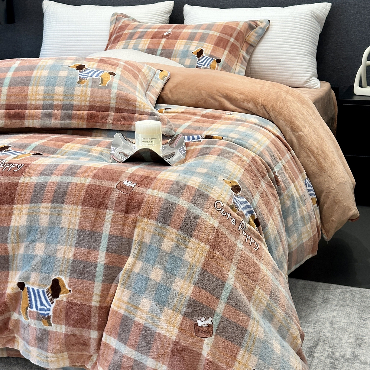 91家纺网 家纺一手货源 找家纺 JUICY 橘滋家纺 2025新款浪漫丰盈牛奶臻棉绒印花系列四件套 腊肠狗狗