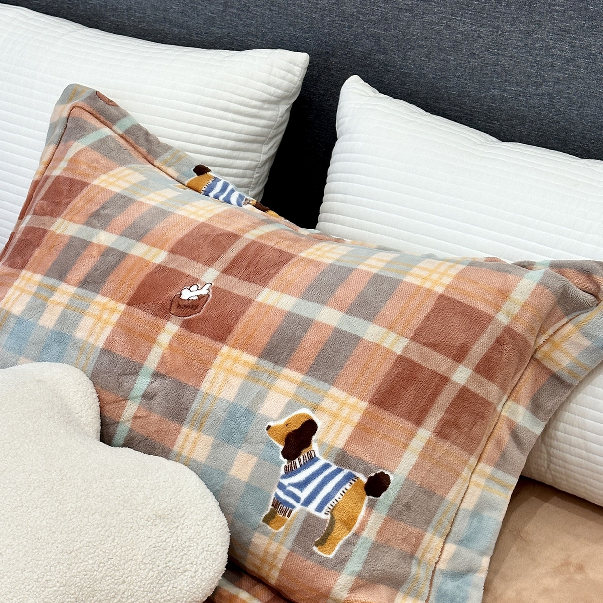 91家纺网 家纺一手货源 找家纺 JUICY 橘滋家纺 2025新款浪漫丰盈牛奶臻棉绒印花系列四件套 腊肠狗狗