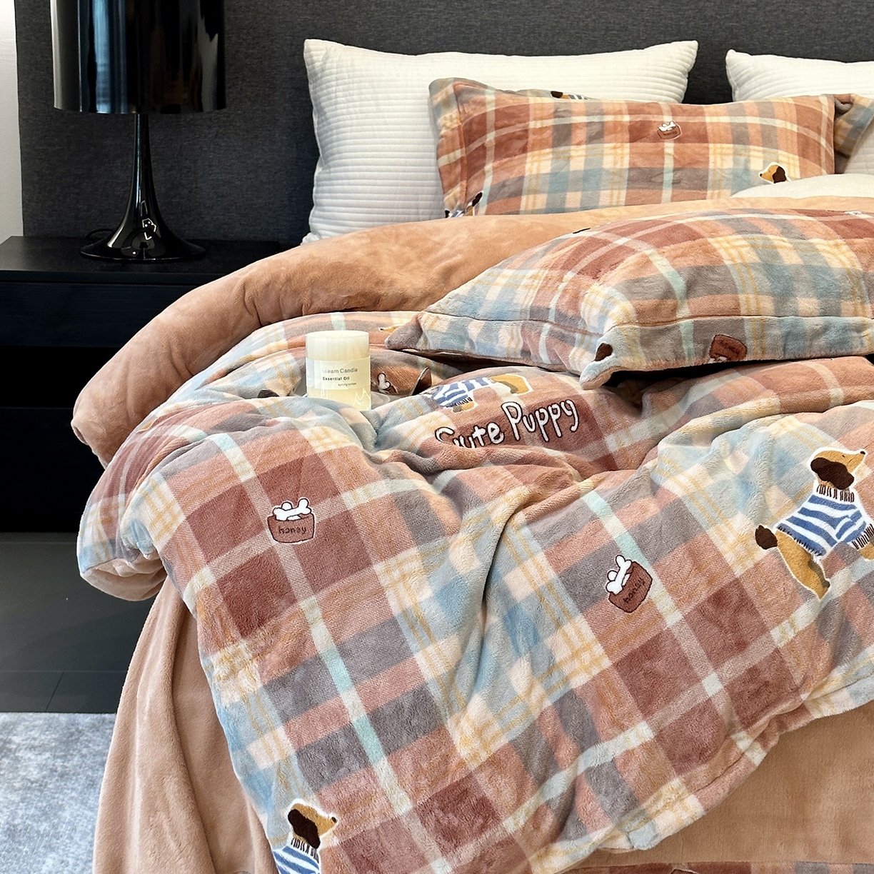 91家纺网 家纺一手货源 找家纺 JUICY 橘滋家纺 2025新款浪漫丰盈牛奶臻棉绒印花系列四件套 腊肠狗狗