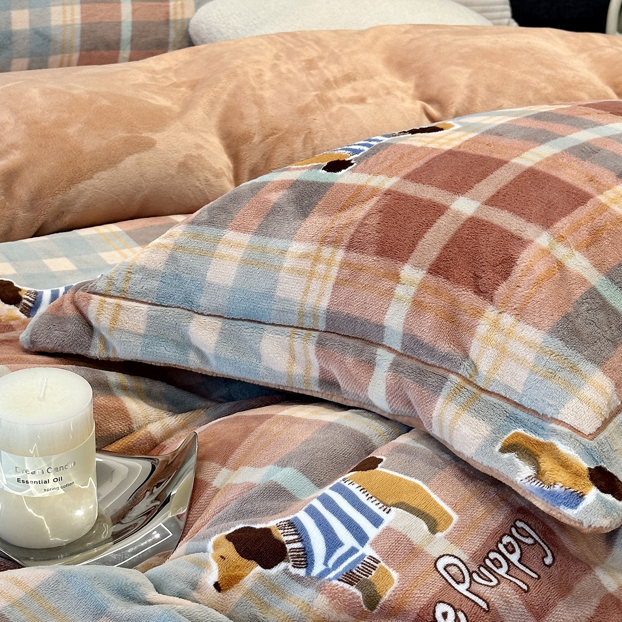 91家纺网 家纺一手货源 找家纺 JUICY 橘滋家纺 2025新款浪漫丰盈牛奶臻棉绒印花系列四件套 腊肠狗狗