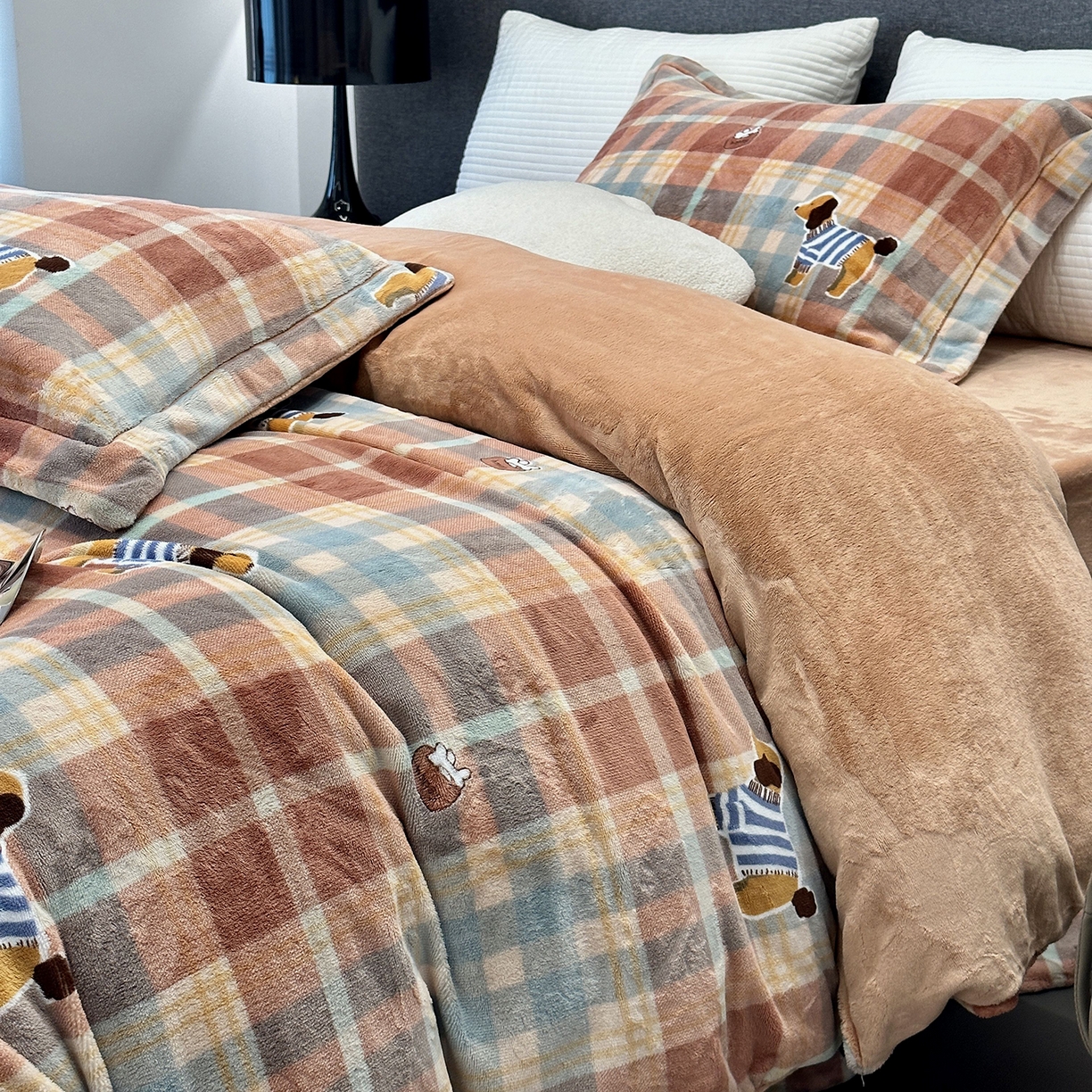 91家纺网 家纺一手货源 找家纺 JUICY 橘滋家纺 2025新款浪漫丰盈牛奶臻棉绒印花系列四件套 腊肠狗狗