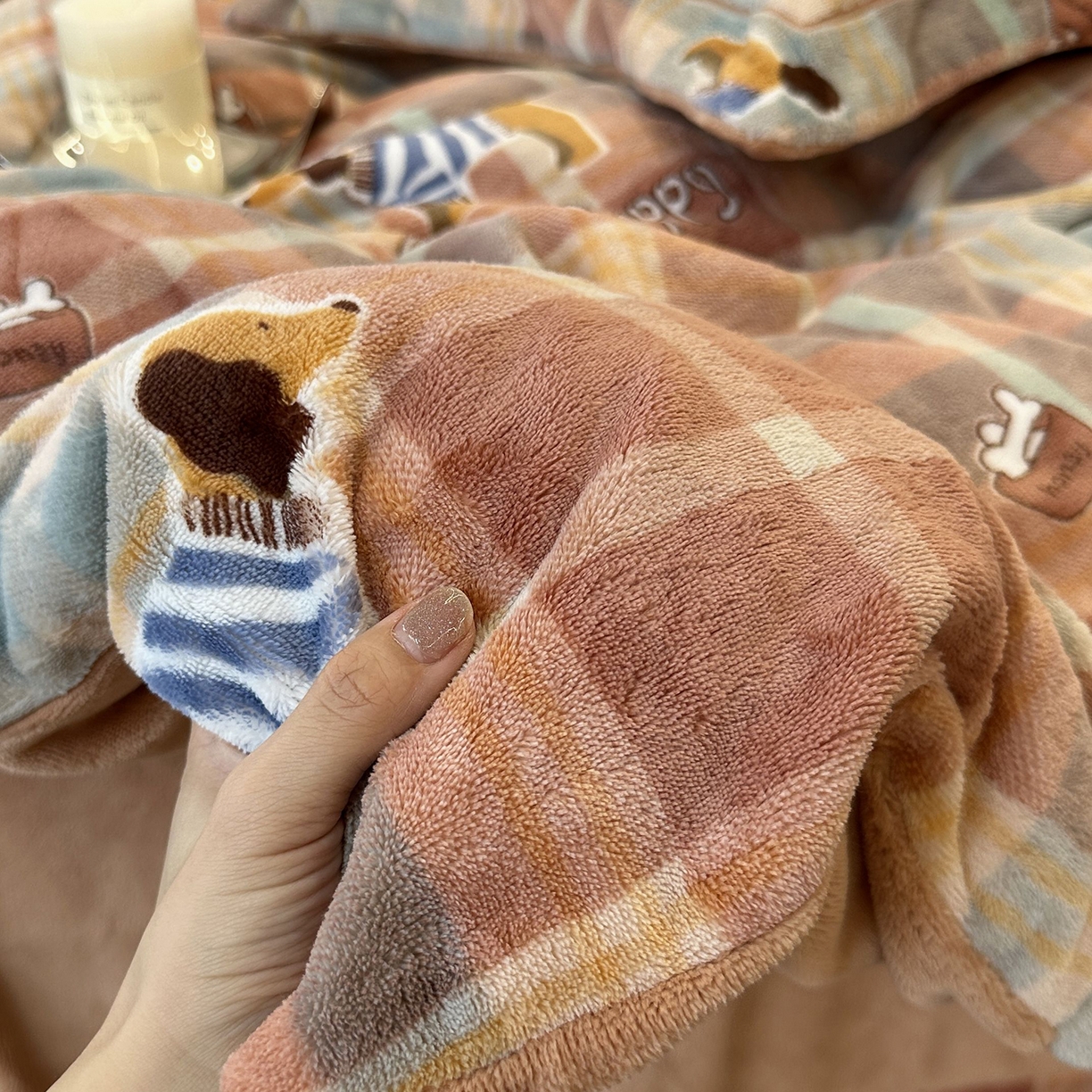 91家纺网 家纺一手货源 找家纺 JUICY 橘滋家纺 2025新款浪漫丰盈牛奶臻棉绒印花系列四件套 腊肠狗狗