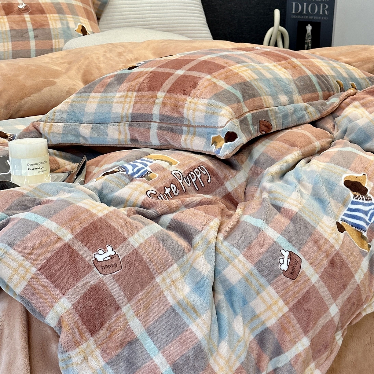 91家纺网 家纺一手货源 找家纺 JUICY 橘滋家纺 2025新款浪漫丰盈牛奶臻棉绒印花系列四件套 腊肠狗狗