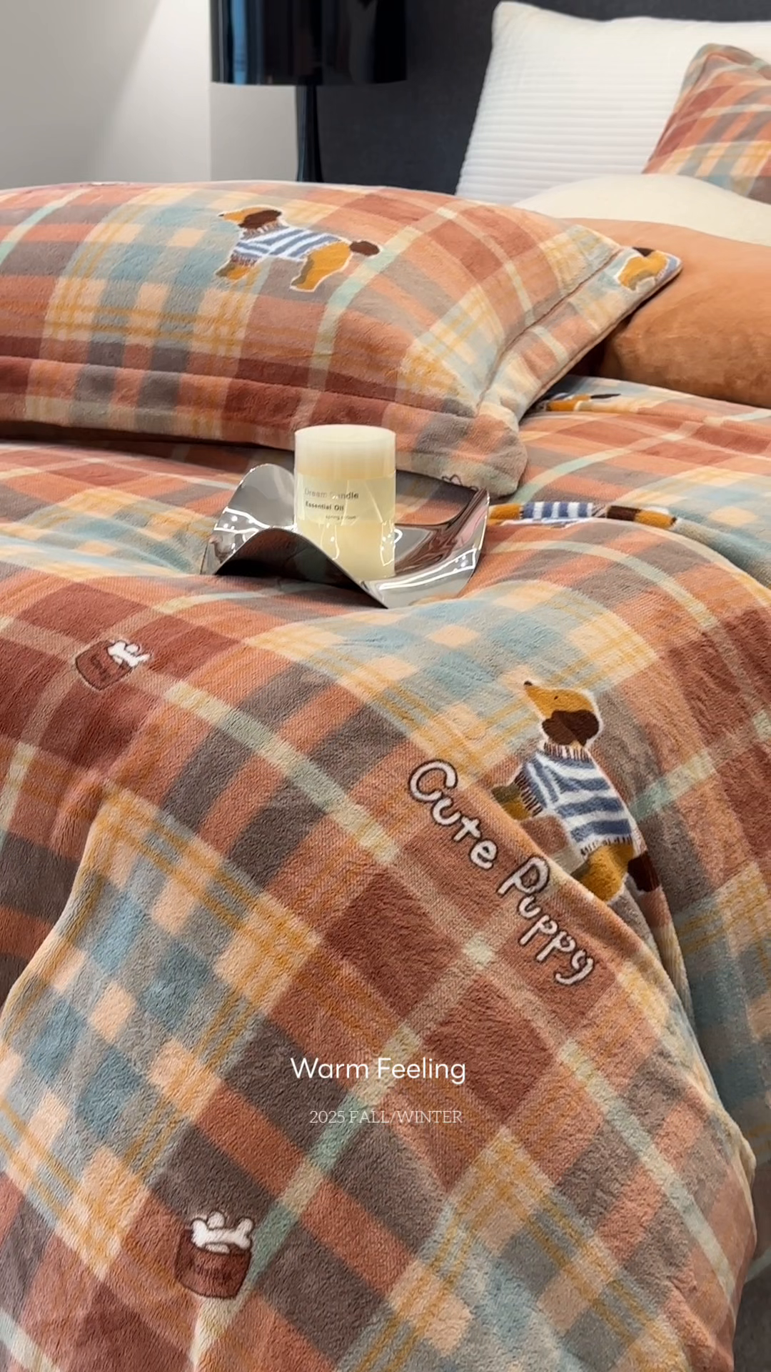 91家纺网 家纺一手货源 找家纺 JUICY 橘滋家纺 2025新款浪漫丰盈牛奶臻棉绒印花系列四件套 腊肠狗狗