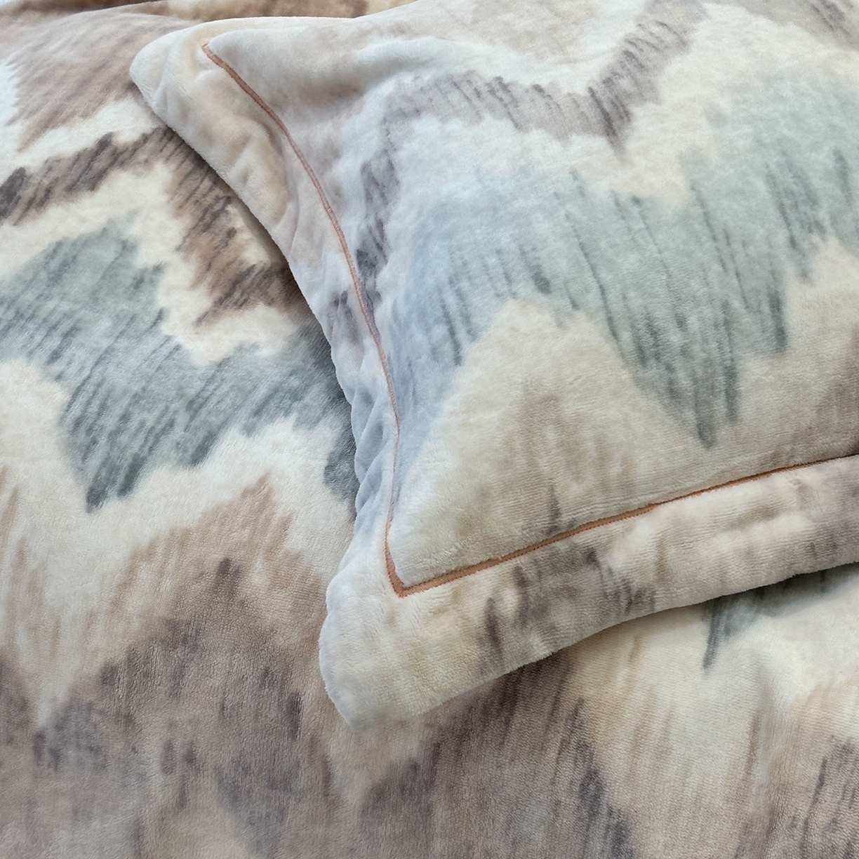 91家纺网 家纺一手货源 找家纺 JUICY 橘滋家纺 2025新款浪漫丰盈牛奶臻棉绒印花系列四件套 麦拉