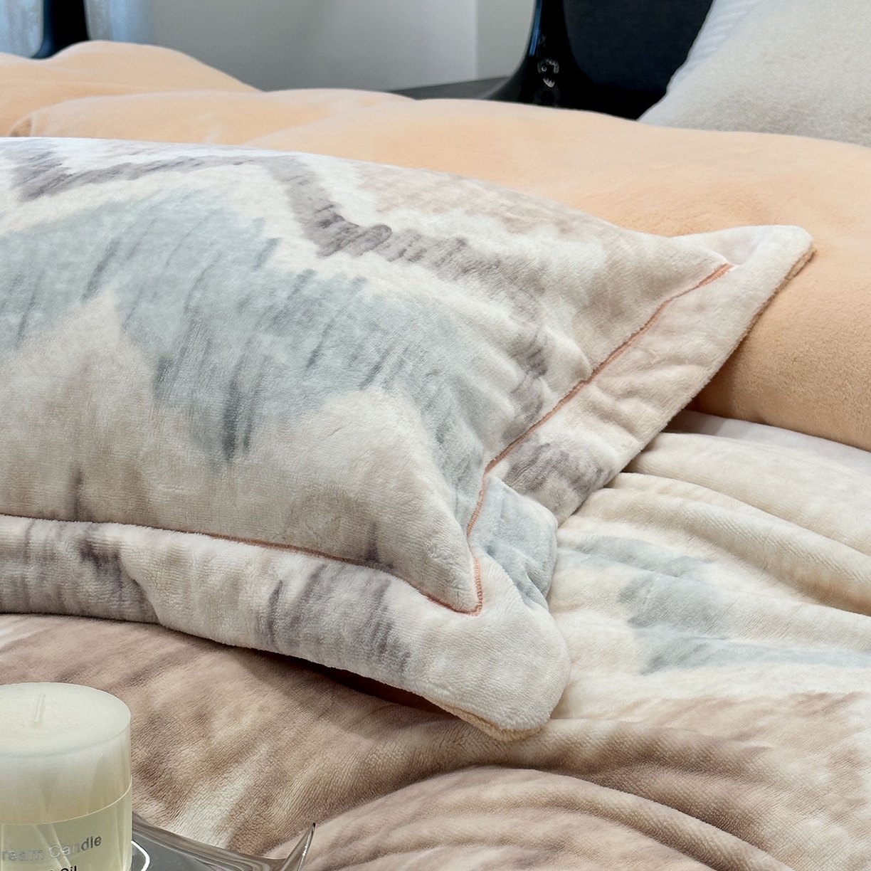 91家纺网 家纺一手货源 找家纺 JUICY 橘滋家纺 2025新款浪漫丰盈牛奶臻棉绒印花系列四件套 麦拉