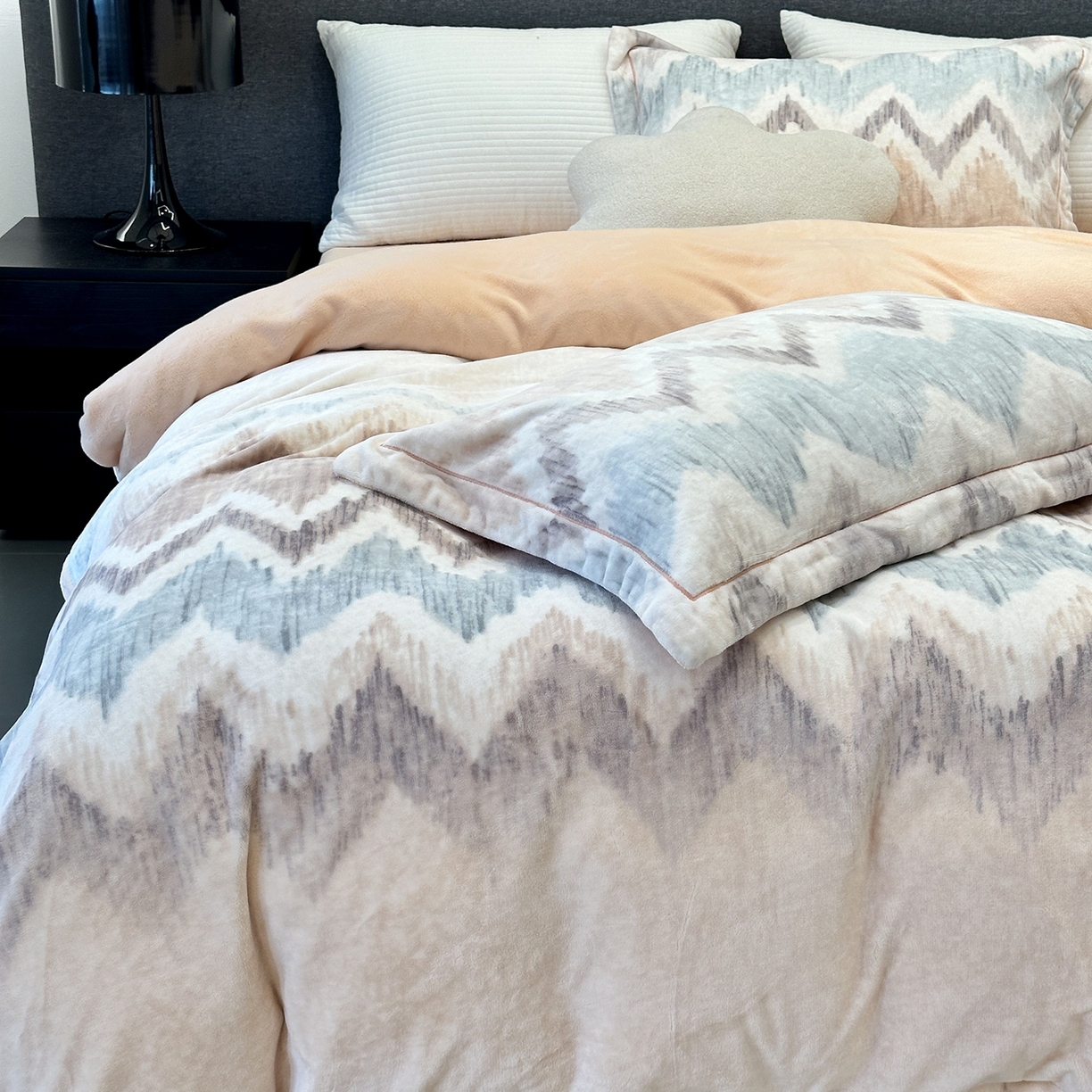 91家纺网 家纺一手货源 找家纺 JUICY 橘滋家纺 2025新款浪漫丰盈牛奶臻棉绒印花系列四件套 麦拉