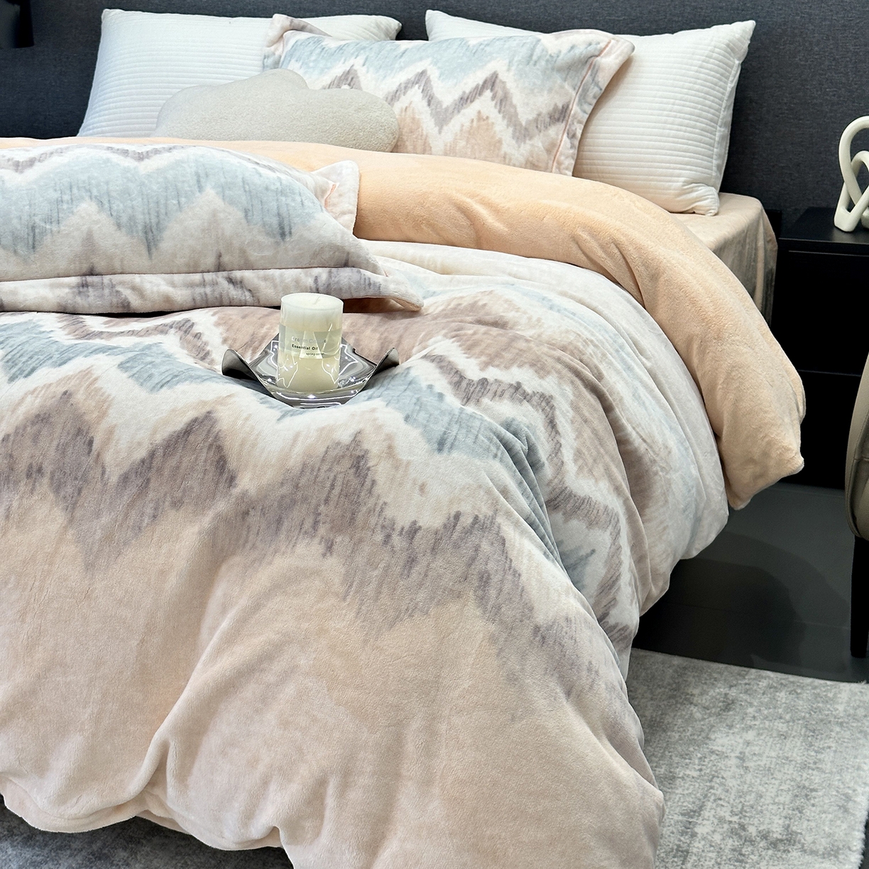 91家纺网 家纺一手货源 找家纺 JUICY 橘滋家纺 2025新款浪漫丰盈牛奶臻棉绒印花系列四件套 麦拉